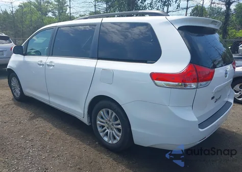 2013 Toyota Sienna Xle V6 8 Passenger z USA, uszkodzony, nr VIN 5TDYK3DC9DS400175